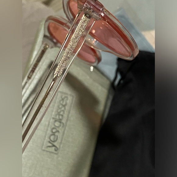 BRAND NEW YESGLASSES SUNGLASSES WITH CLEAR FRAMES AND PINK NO RX LENSES - Picture 5 of 11